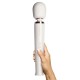 le Wand Massager rechargeable blanc dans la main
