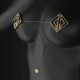 Pinces à seins de luxe dorées - portées avec pendentif poids