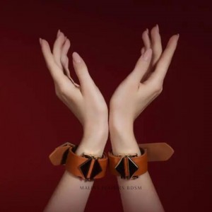 Menottes design cuir marron - Accessoires BDSM de luxe