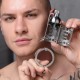 Cage de chasteté à pointes Pleasure Dom dans la main d'un modèle masculin