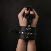 Menottes poignets et pouces en similicuir végan – design bondage unique