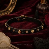 Collier de jour BDSM Alina porté au quotidien, bijou discret et raffiné au style élégant