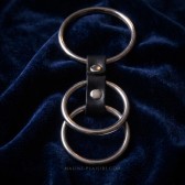 Triple cockring acier BDSM avec lanière noire vegan Malins-Plaisirs
