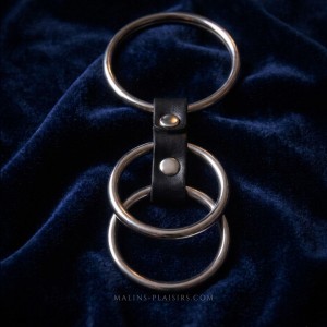 Triple cockring acier BDSM avec lanière noire vegan Malins-Plaisirs