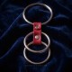 KINK - ANNEAU PÉNIS TRIPLE MÉTAL 3,7 CM À 5 CM CONNECTÉ AVEC DU CUIR ROUGE